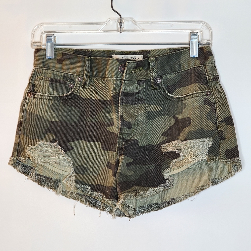 We The Free Camo Cutoff Shorts Size 24